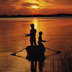Ayah berperan mendidik anak dunia bisnis. Memberi kail, bukannya umpan kepada anaknya