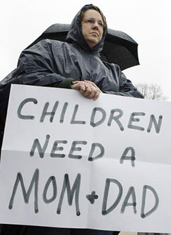 Anak akan bahagia jika memiliki ayah dan ibu, bukan ayah-ayah atau ibu-ibu