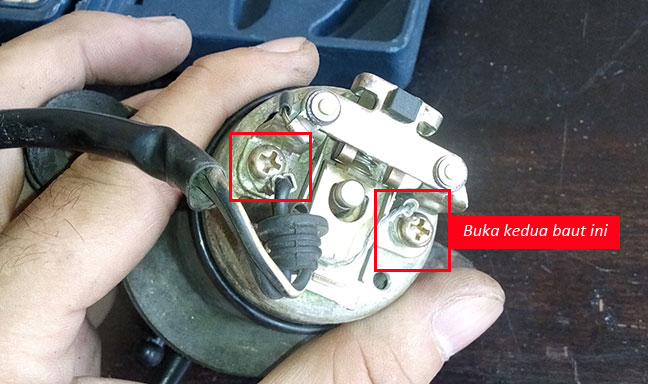 Membuka bagian dalam pompa bensin elektrik