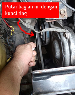 Cara memutar AS delco melalui puli mesin dengan kunci ring 17