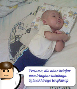Bayi belajar mengangkat kepalanya dulu sebelum bisa tengkurap