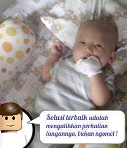 Solusi terbaik bagi bayi yang suka ngemut jempol adalah membuat tangannya sibuk