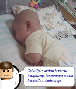 Bantulah bayi mengeluarkan tangannya yang tertindih badannya ketika belajar tengkurap